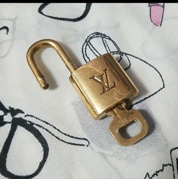 AUTHENTIC LOUIS VUITTON PADLOCK & KEY - Picture 6 of 6